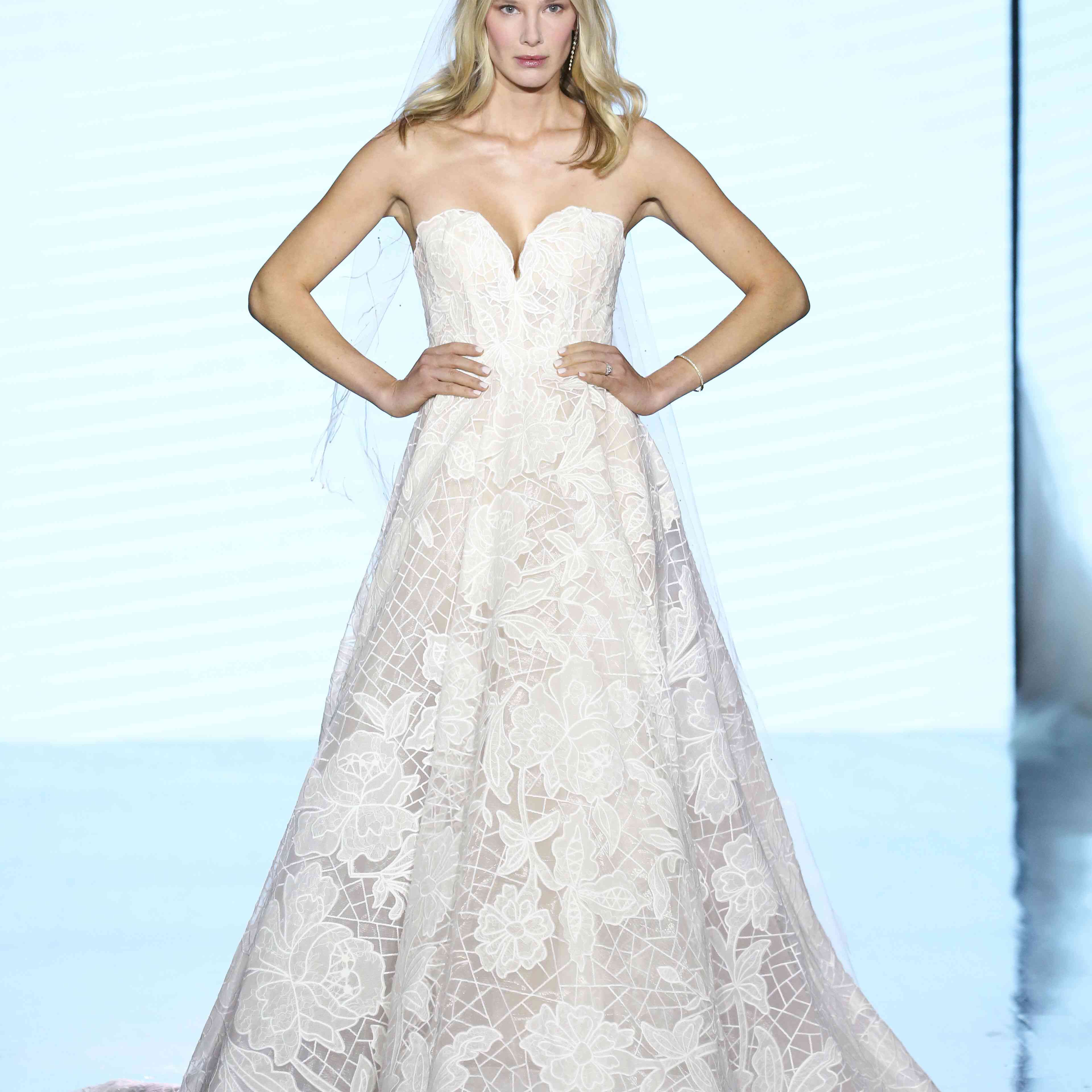 t台上的模特身着无肩带的甜心花边a字婚纱