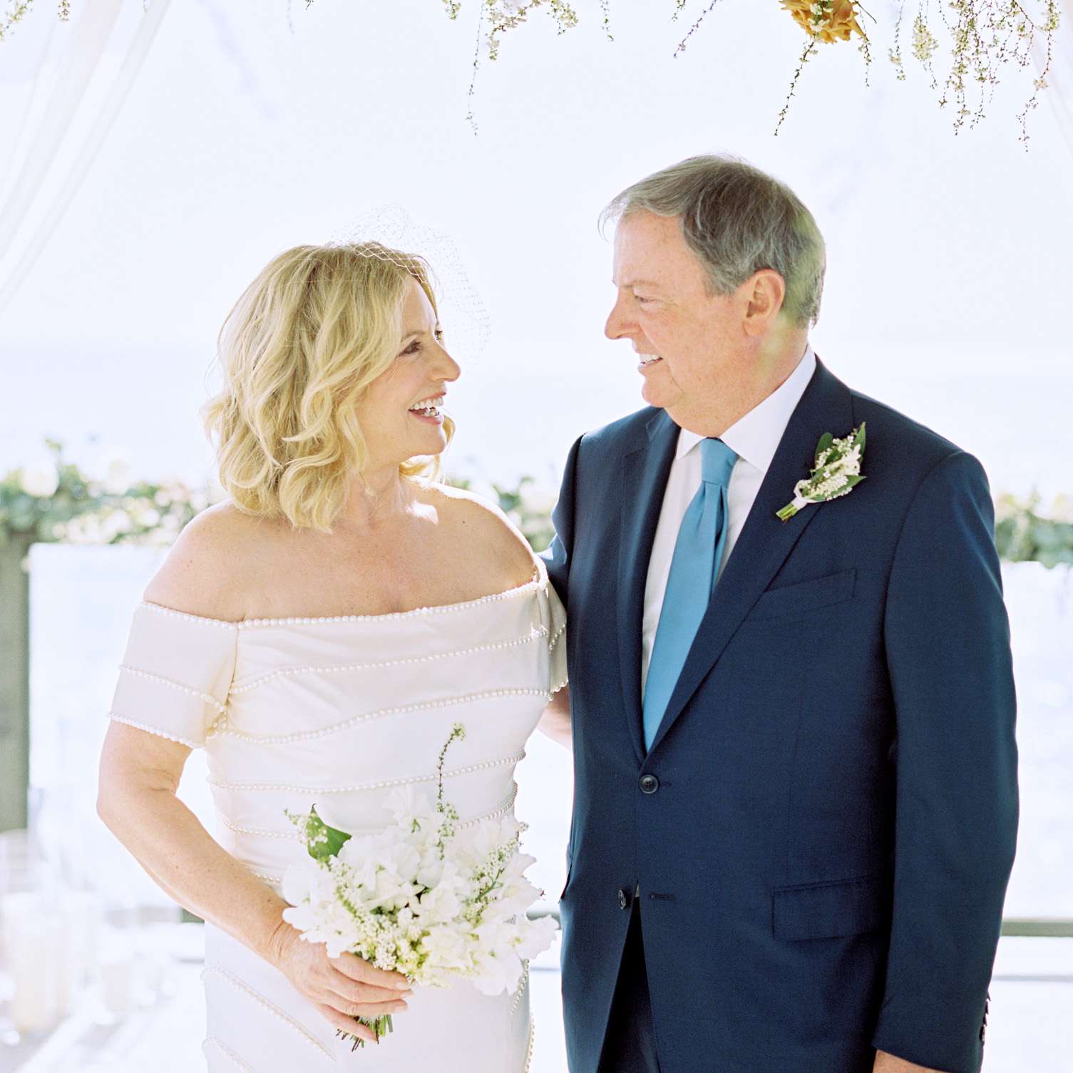 亲密的加利福尼亚婚礼，新娘和新郎微笑