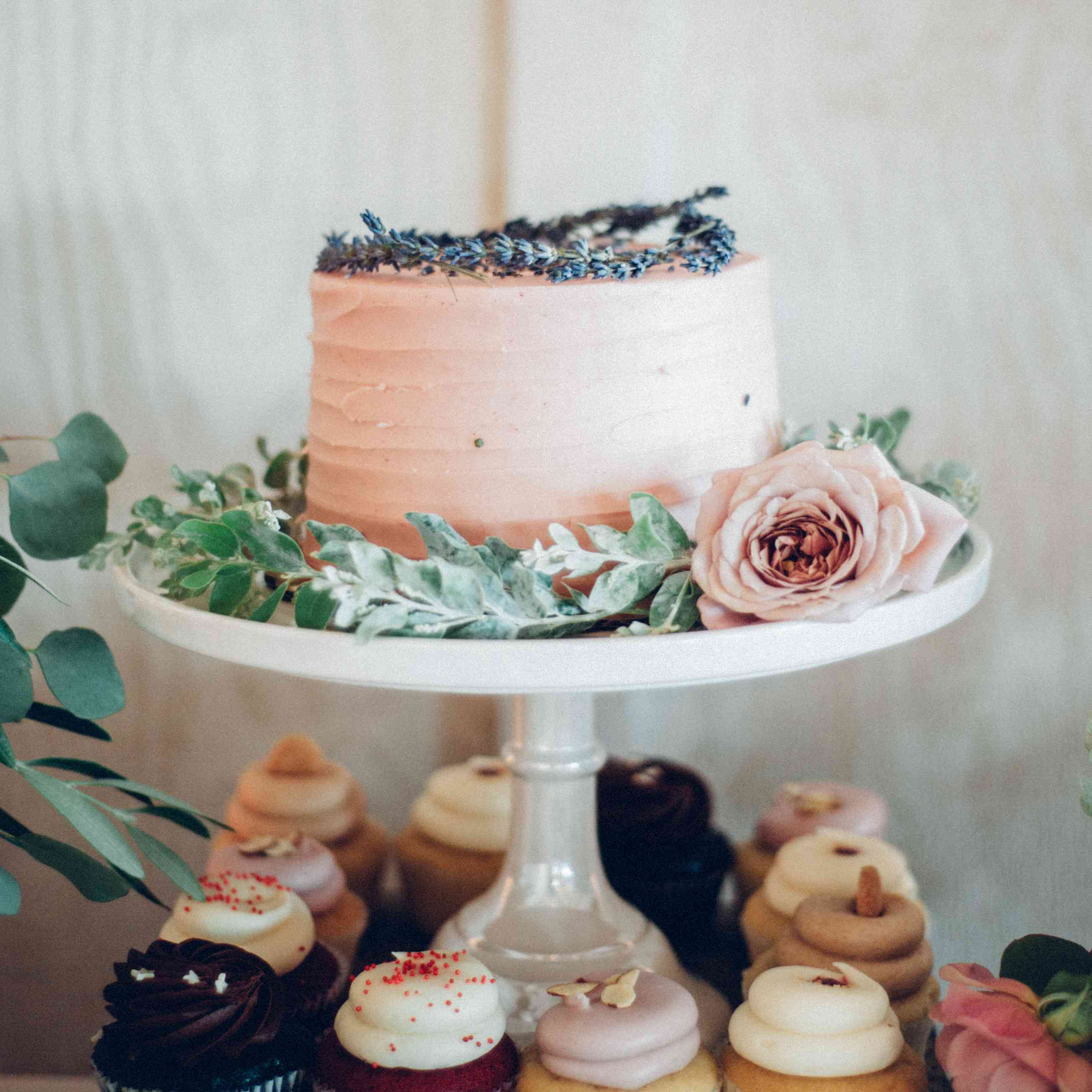 婚礼蛋糕，并与花香蛋糕