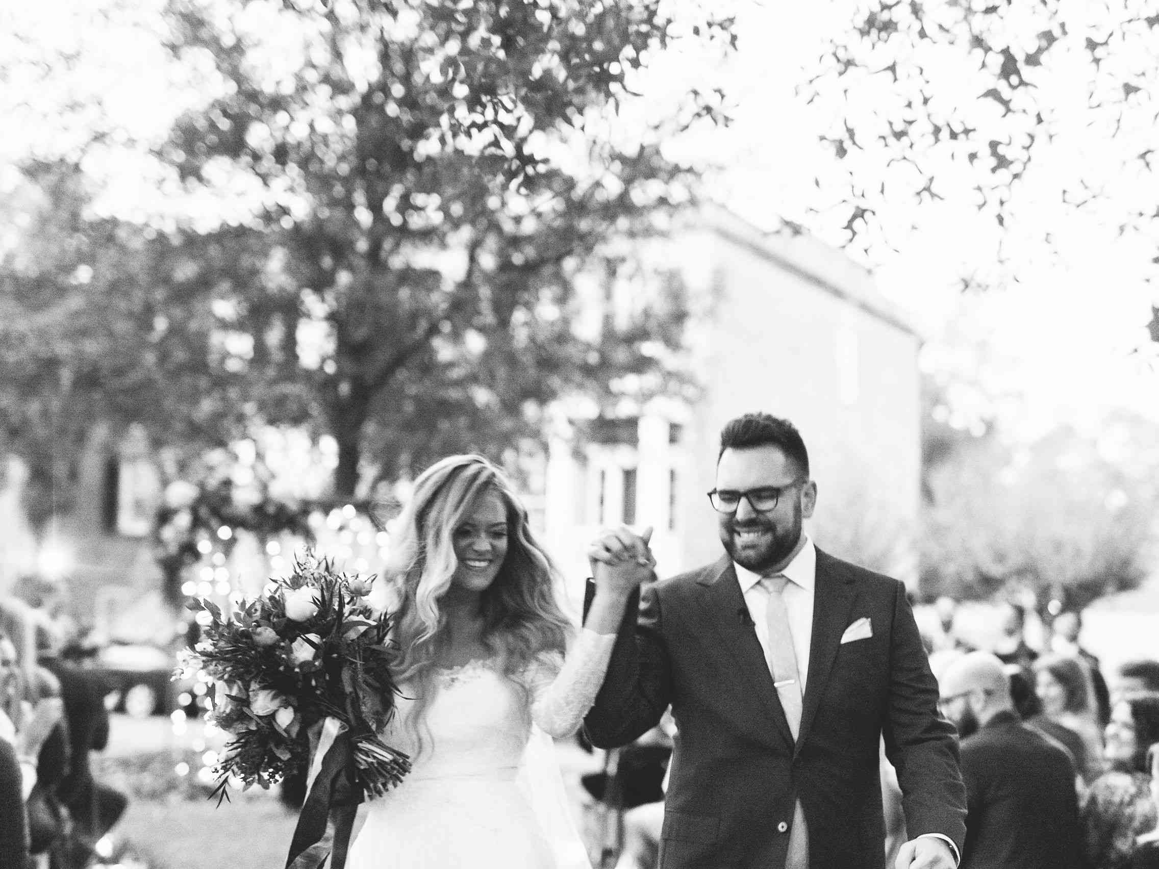 异想天开的萨凡纳婚礼，新娘和新郎牵手退场