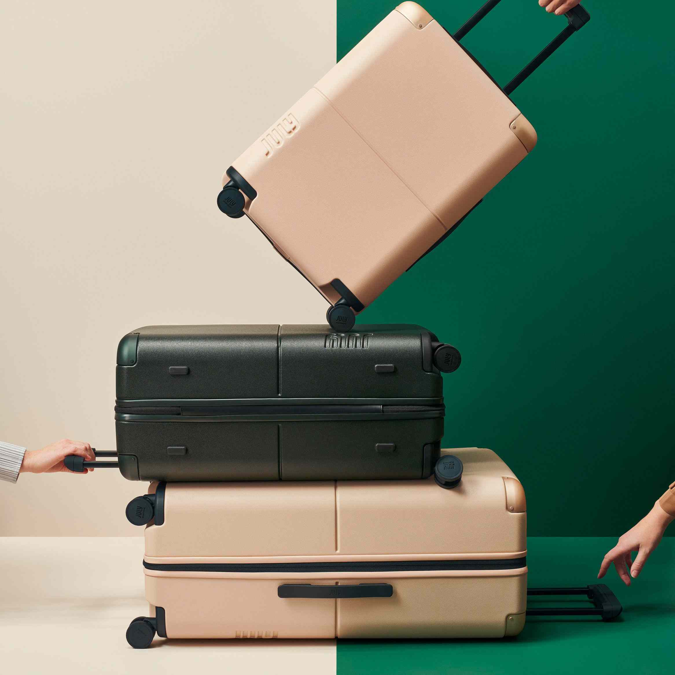 7月的行李在绿色和米色的背景。