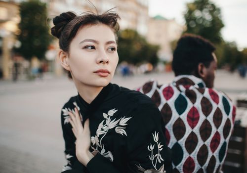 一对夫妇用自己的背给对方