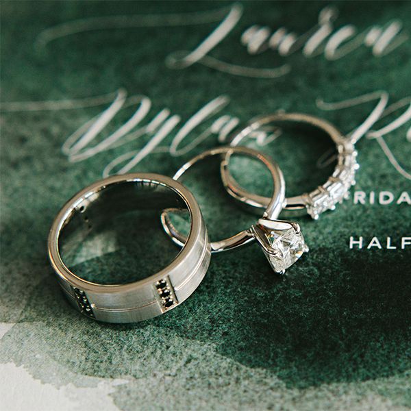 独特的男人的结婚戒指和妇女的结婚戒指