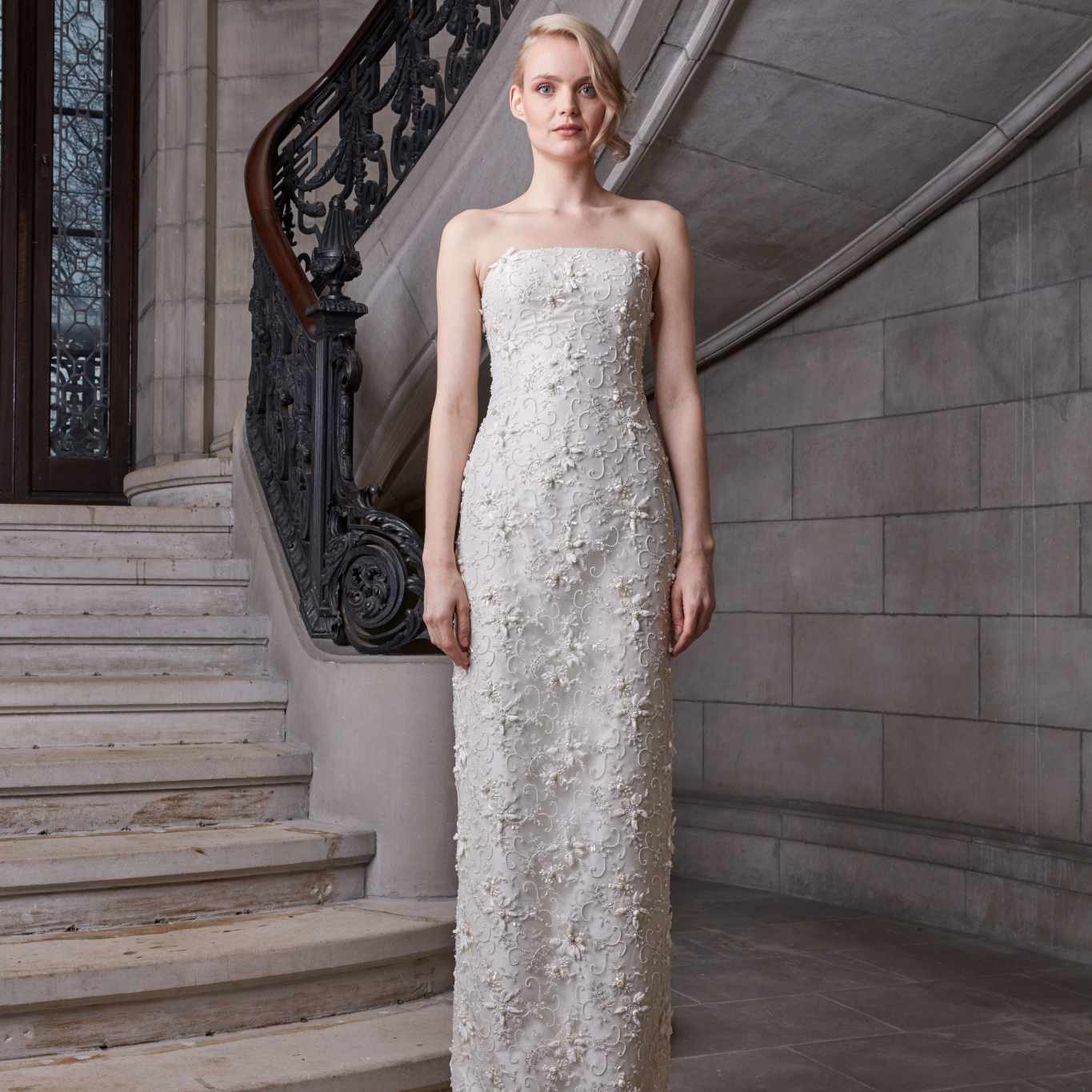 在花卉刺绣和珍珠装饰直露肩礼服套模型