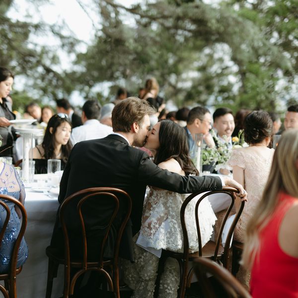 招待会上的情侣接吻