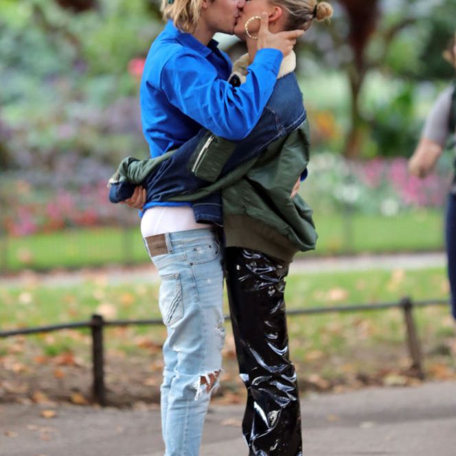 贾斯汀·比伯亲吻黑利·鲍德温