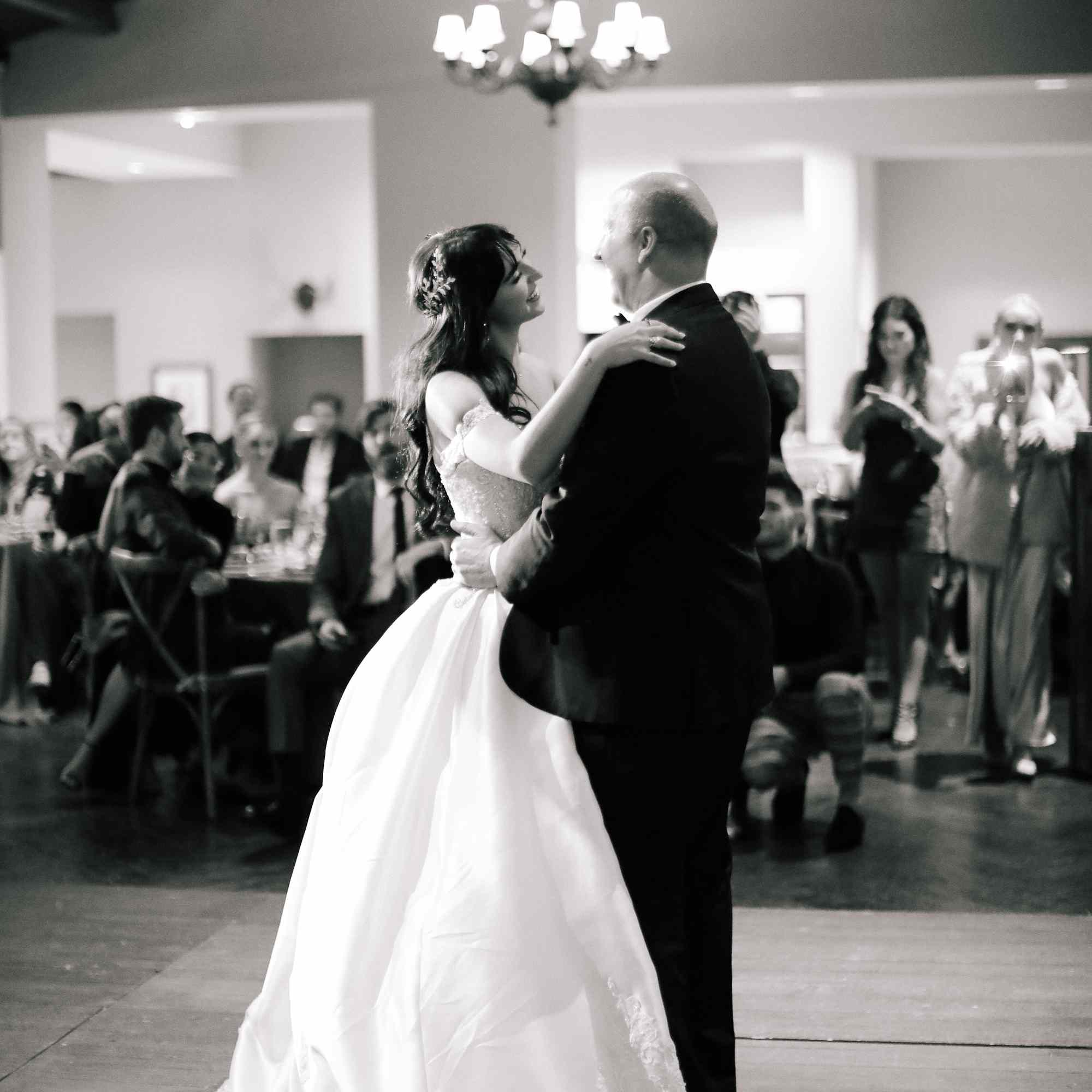 萨凡纳和瑞克婚礼，父女共舞“class=