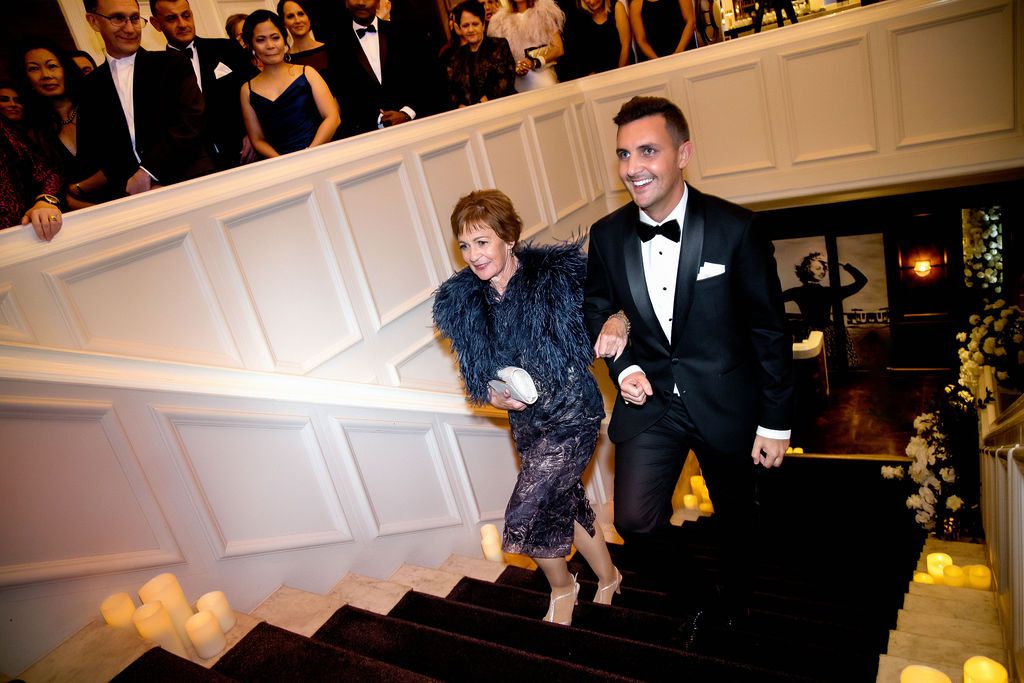 新郎扶着母亲通过