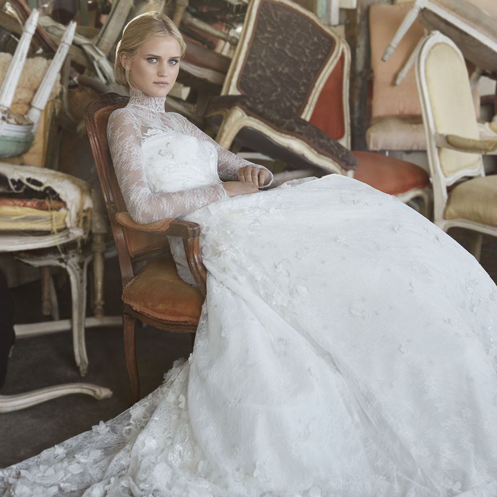 型号坐在蕾丝婚纱与3D花香，一种错觉高领口和长袖
