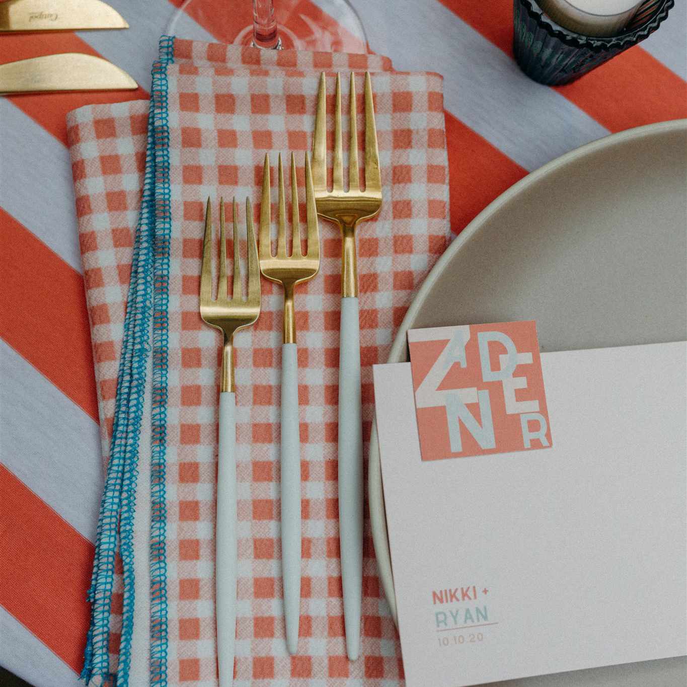 餐巾和餐具的细节