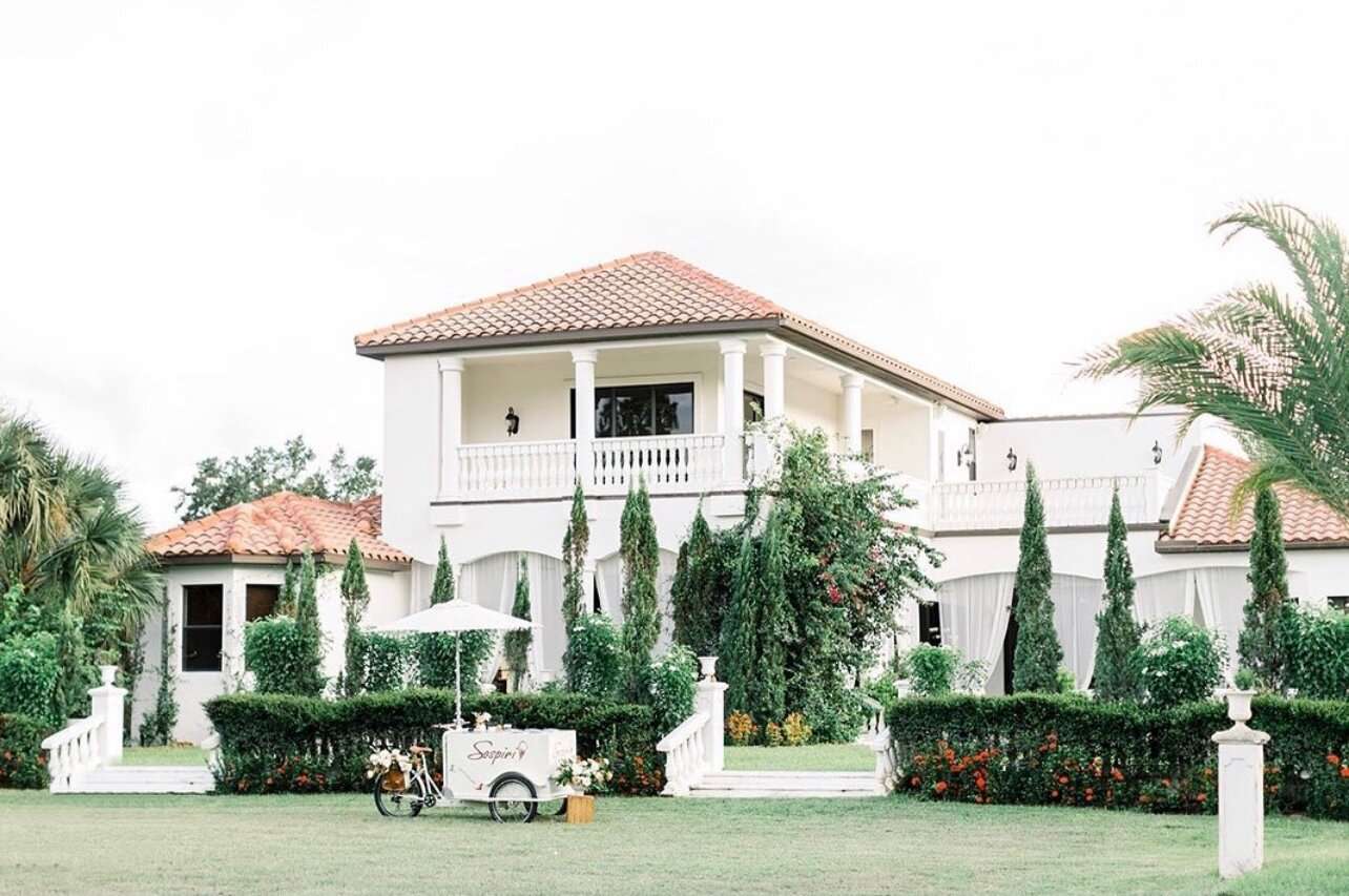 佛罗里达州迈尔斯堡，托斯卡纳婚礼场地的前草坪