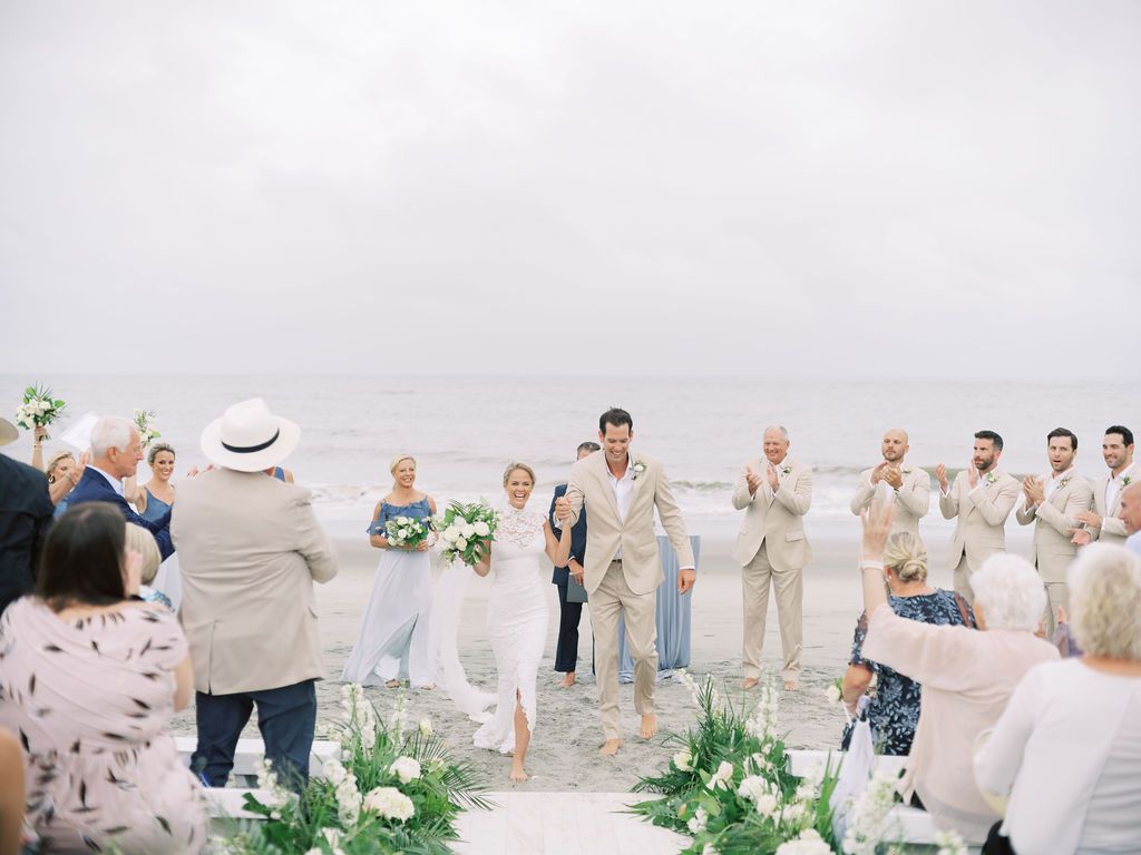 新婚夫妇离开祭坛”class=