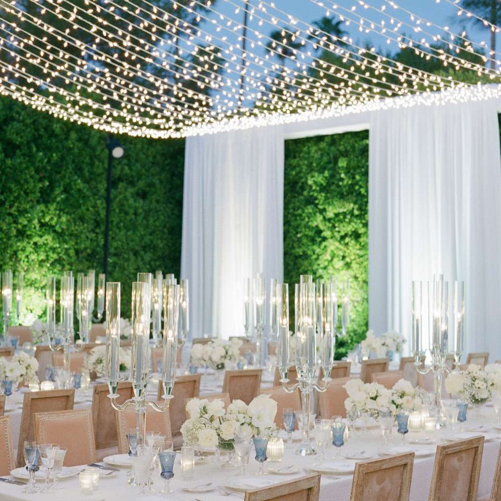 串灯的天篷层叠在白色的织物镶板上