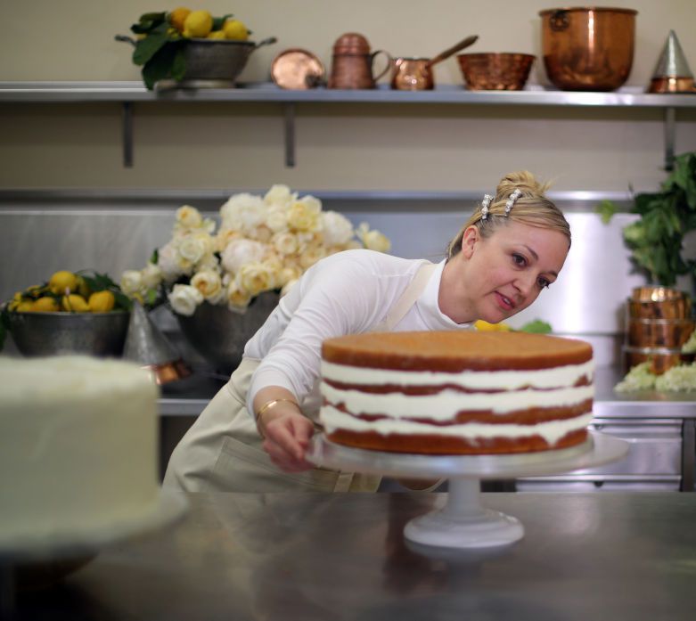 克莱尔·塔克在烤婚礼蛋糕