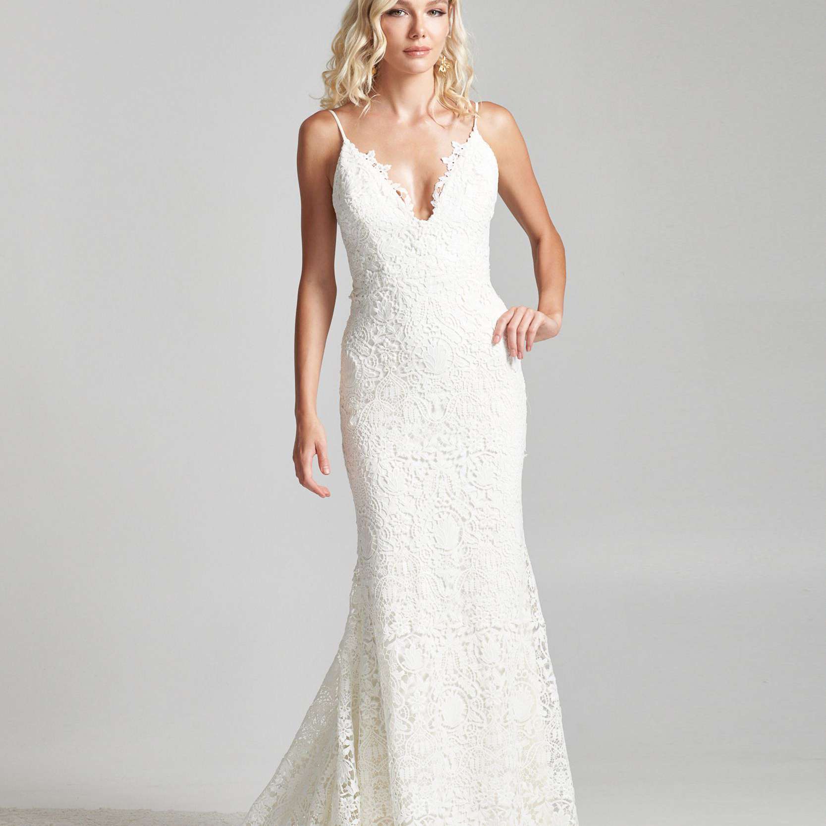 模特在意大利面条带v领花边列结婚礼服