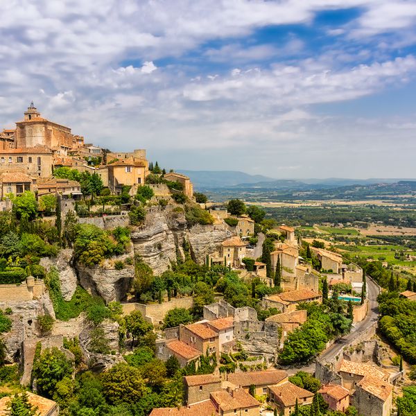 城市景观对多云天空的