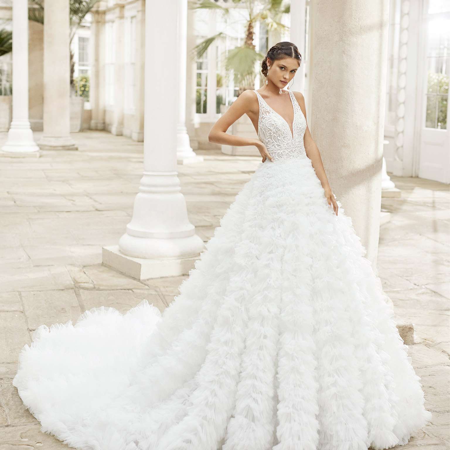 模特在舞会礼服婚纱与蕾丝胸衣和分层薄纱裙子