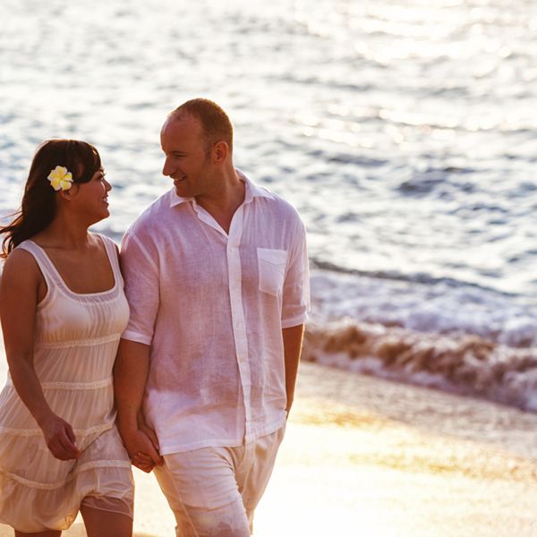 夫妇在夏威夷海滩上散步