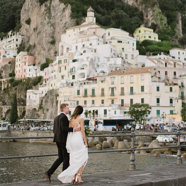 一对夫妇在阿马尔菲海岸的海滨散步