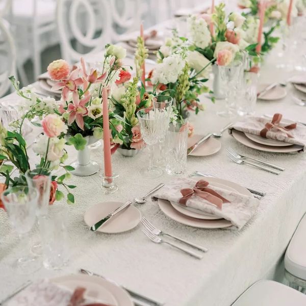 粉红色、绿色和白色的婚宴