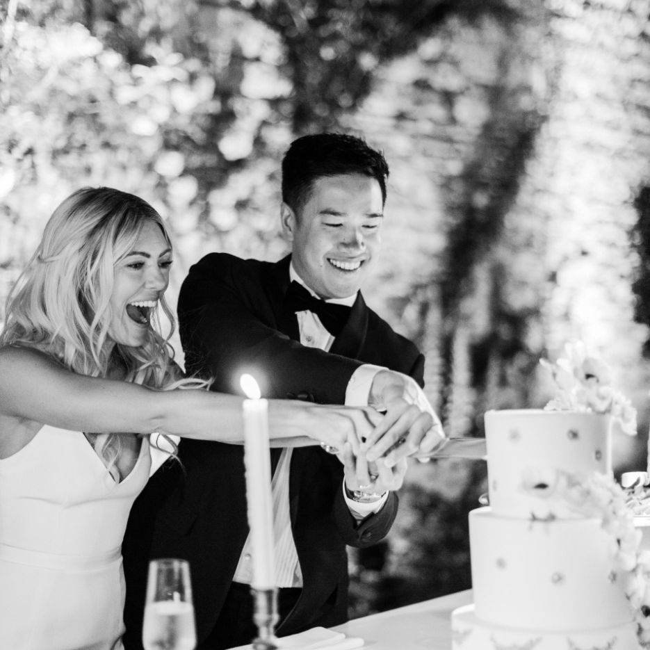 新婚夫妇切蛋糕