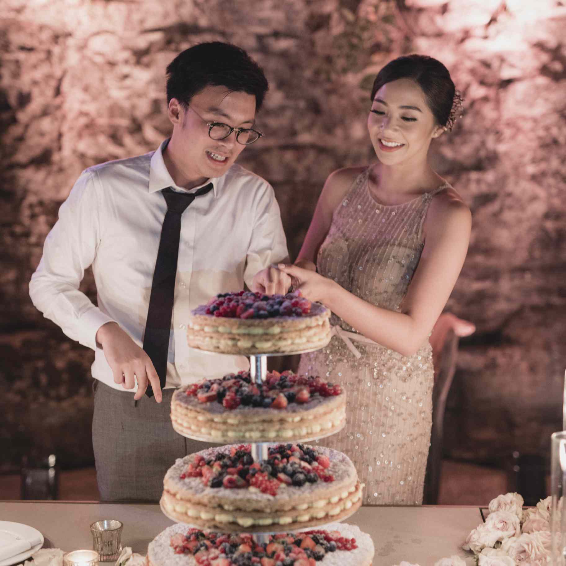 浪漫的科莫湖的婚礼，新娘和新郎切割蛋糕