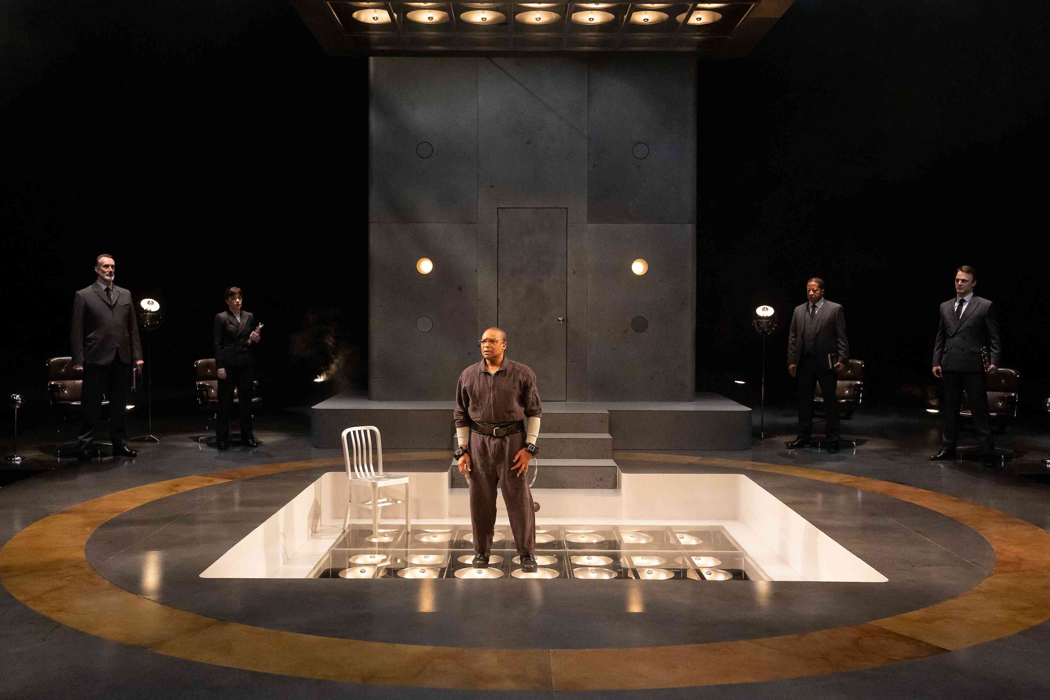 休斯顿巷子剧院的舞台上的表演者