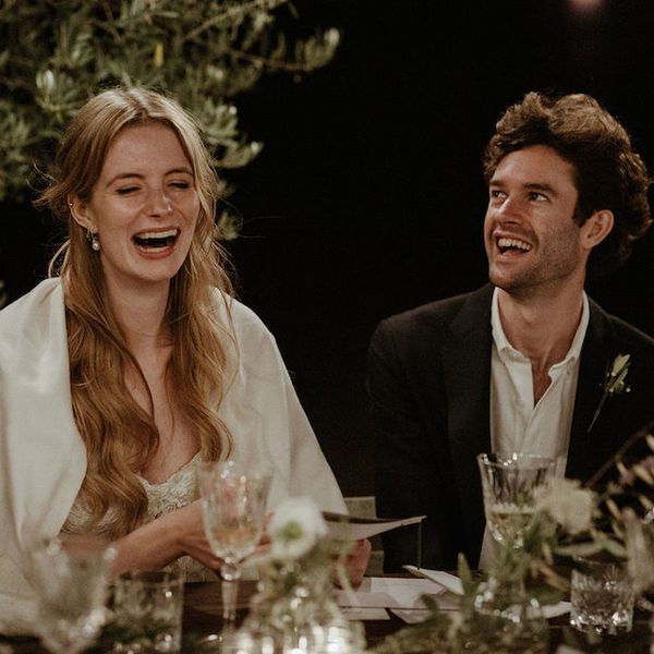 新娘和新郎听着婚礼祝酒词大笑