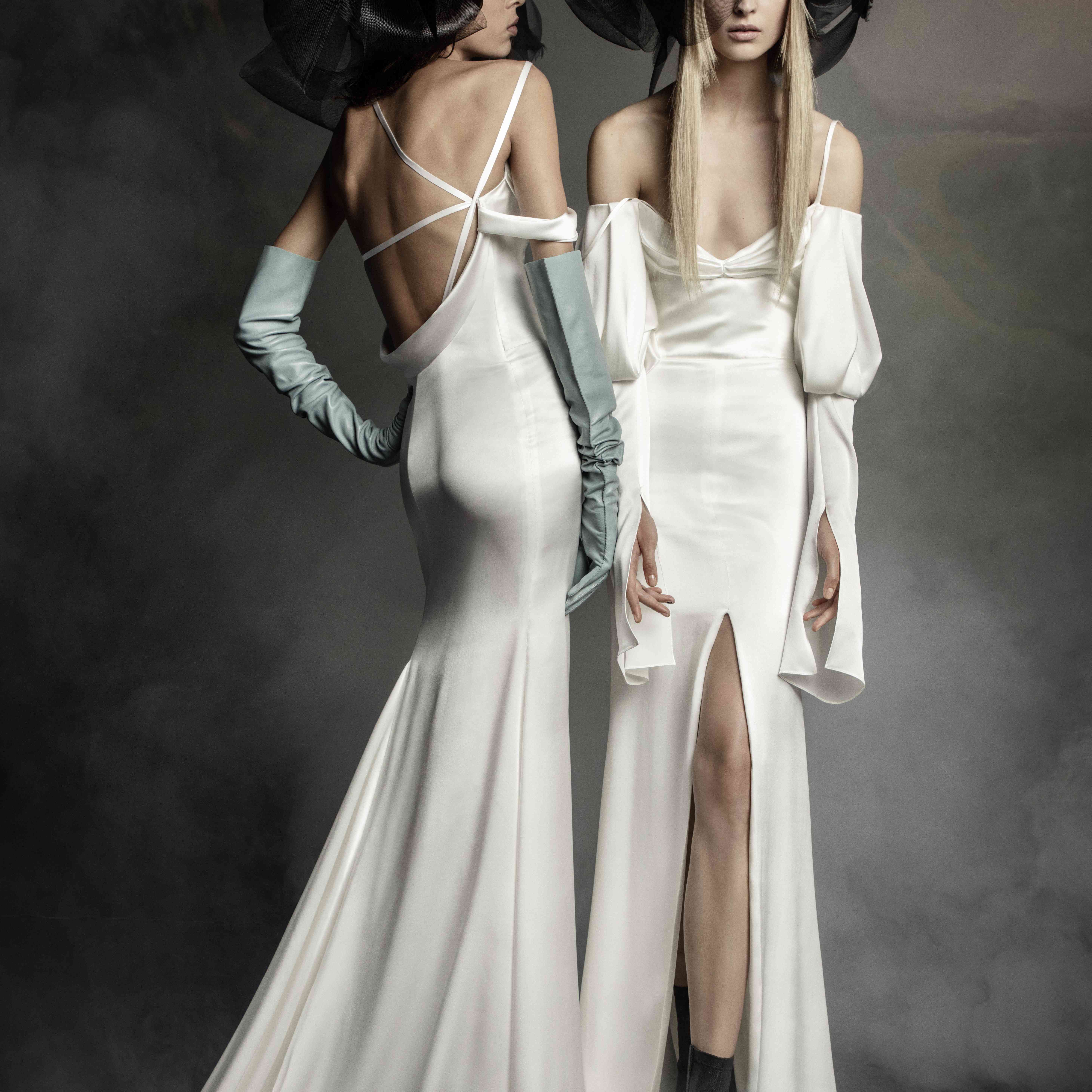 两种型号在肩上配合和喇叭顶套装，带有Strappy Sleeve细节和黑色头部