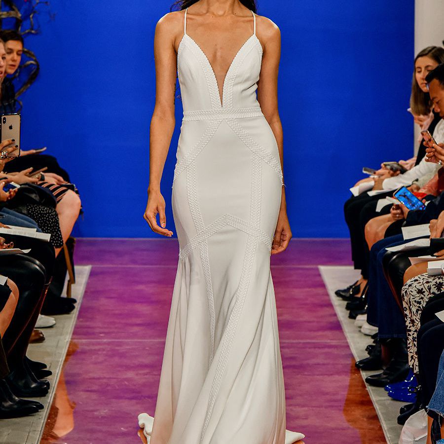 模型走跑道绉细肩带礼服与v型领口