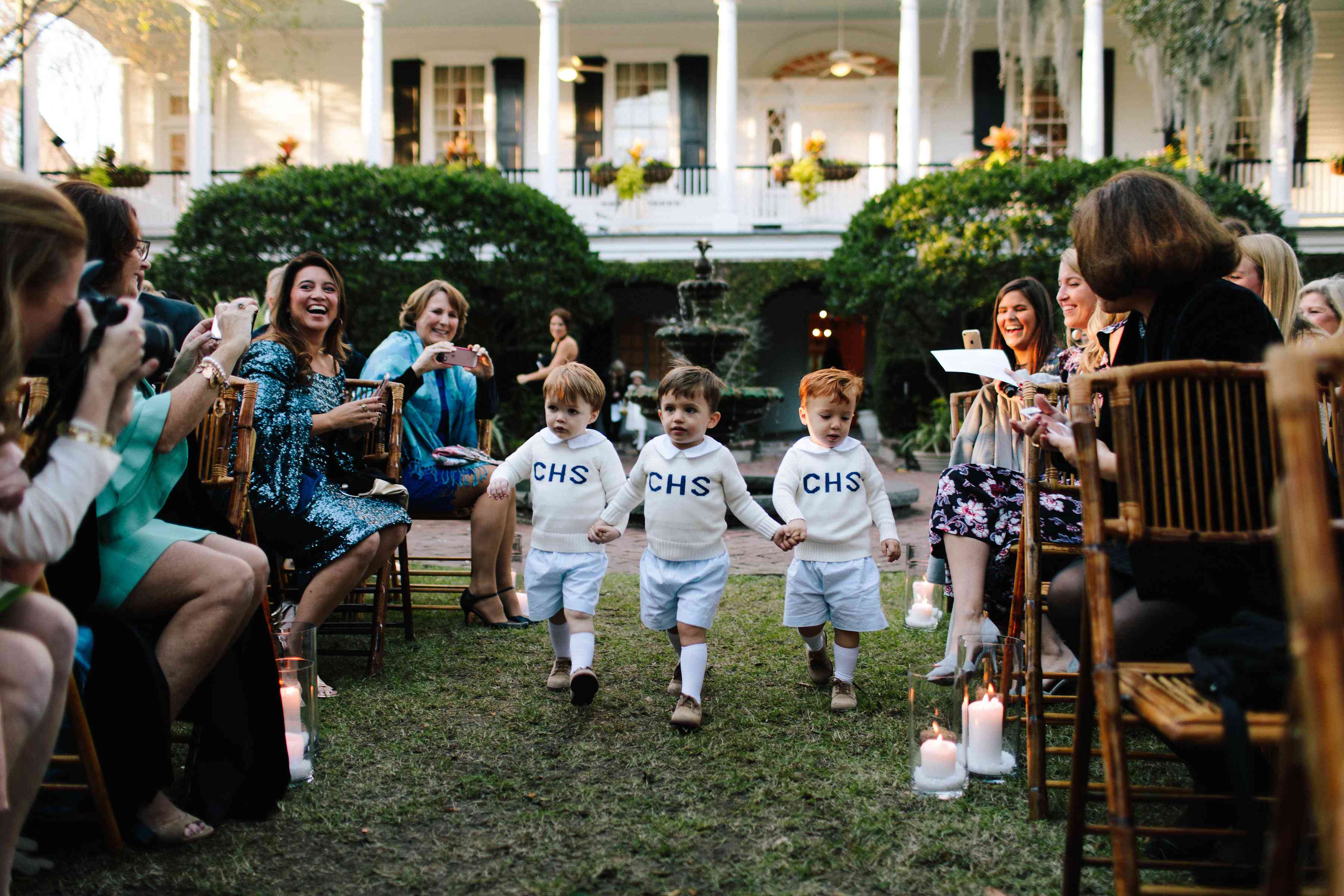 三个捧戒指的人走过过道