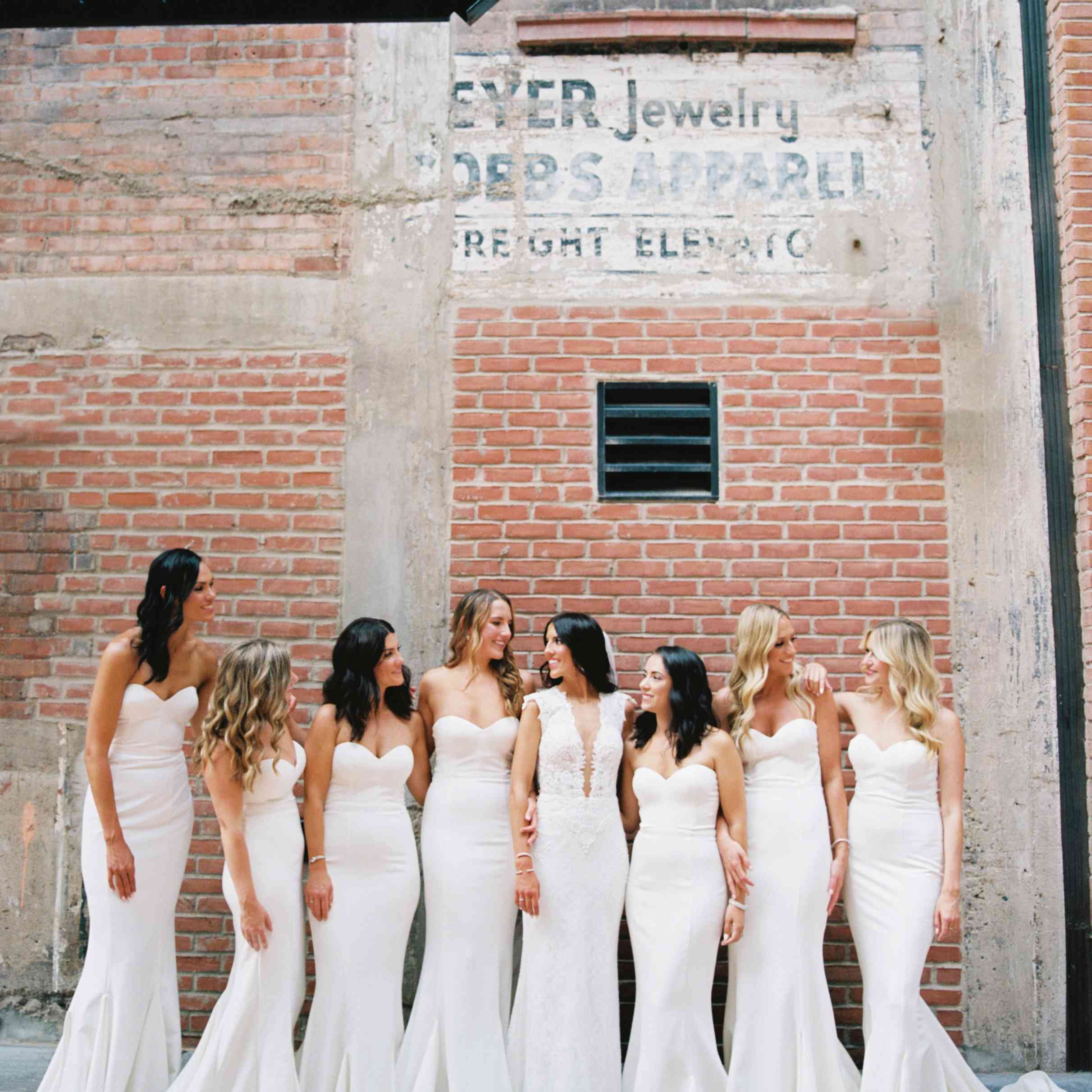 新娘和伴娘的肖像