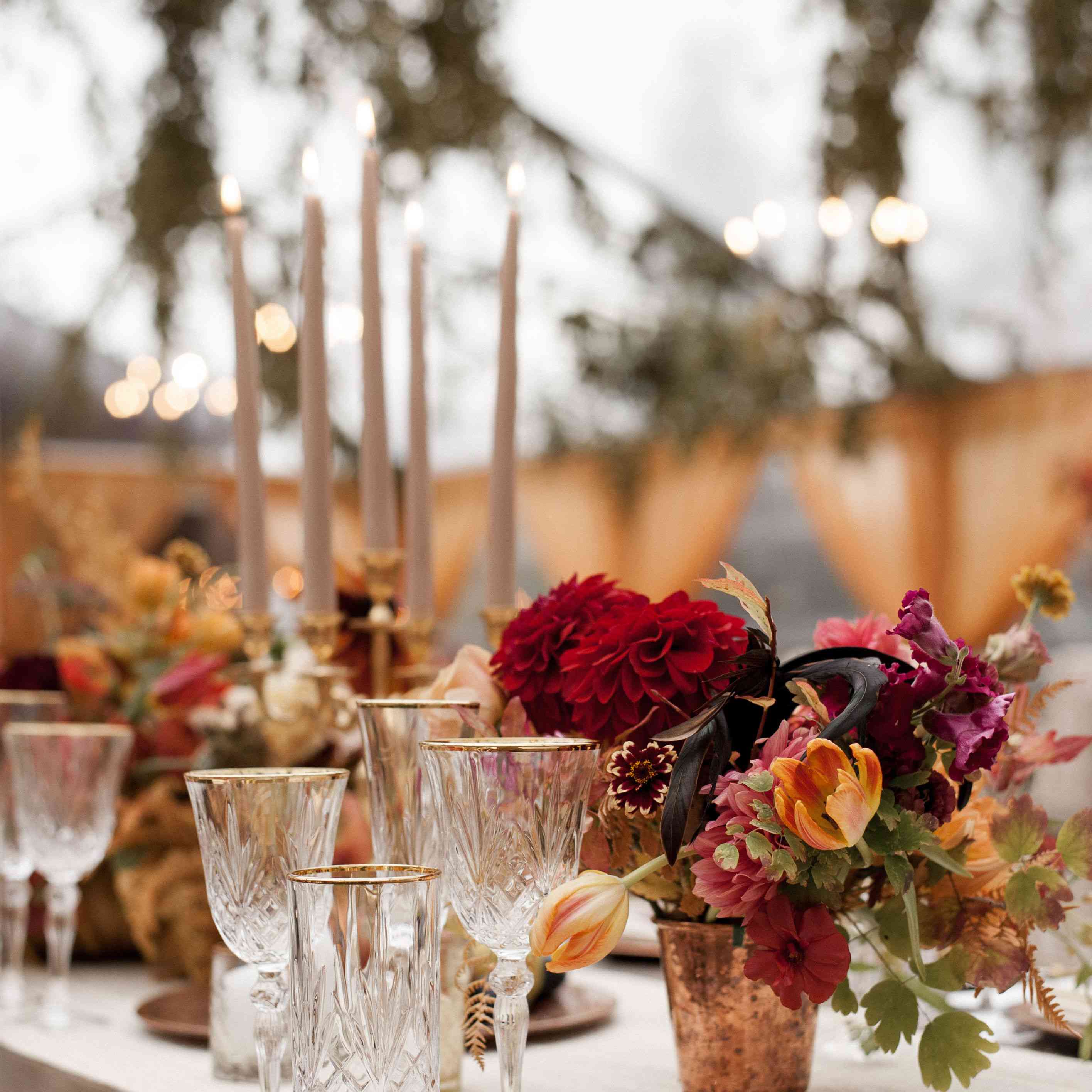 在接待台铜花瓶