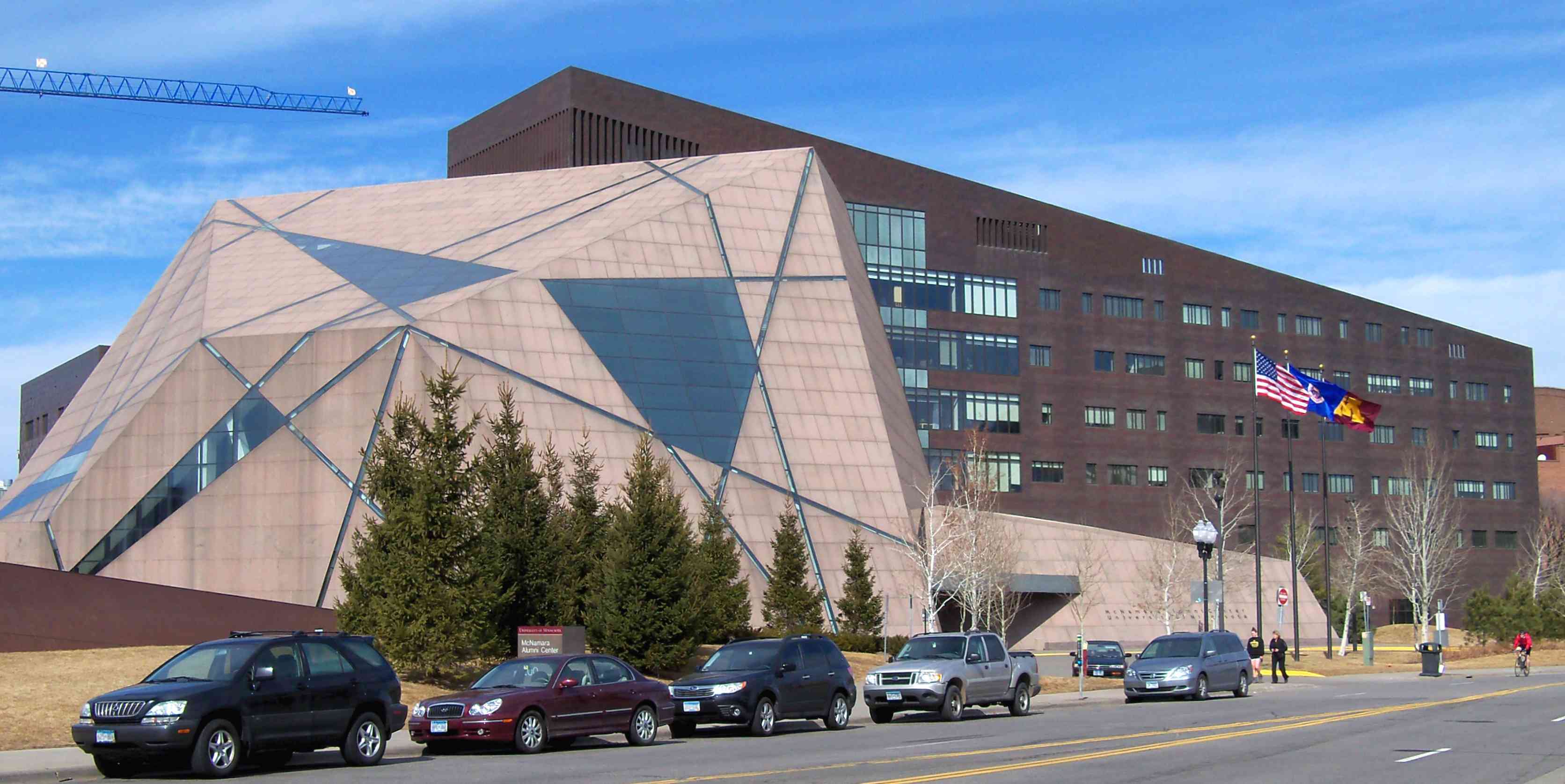 位于明尼阿波利斯的麦克纳马拉校友中心