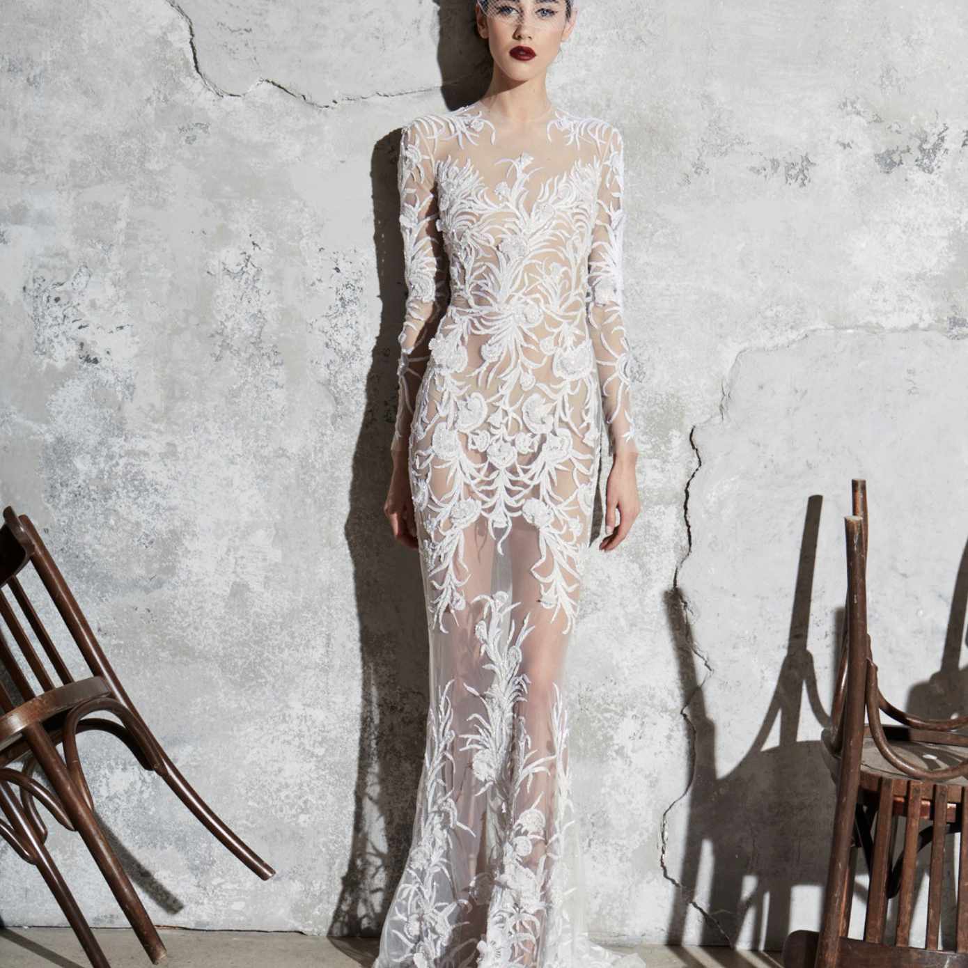 模特全身错觉薄纱长袖紧身礼服与珠绣和花贴花
