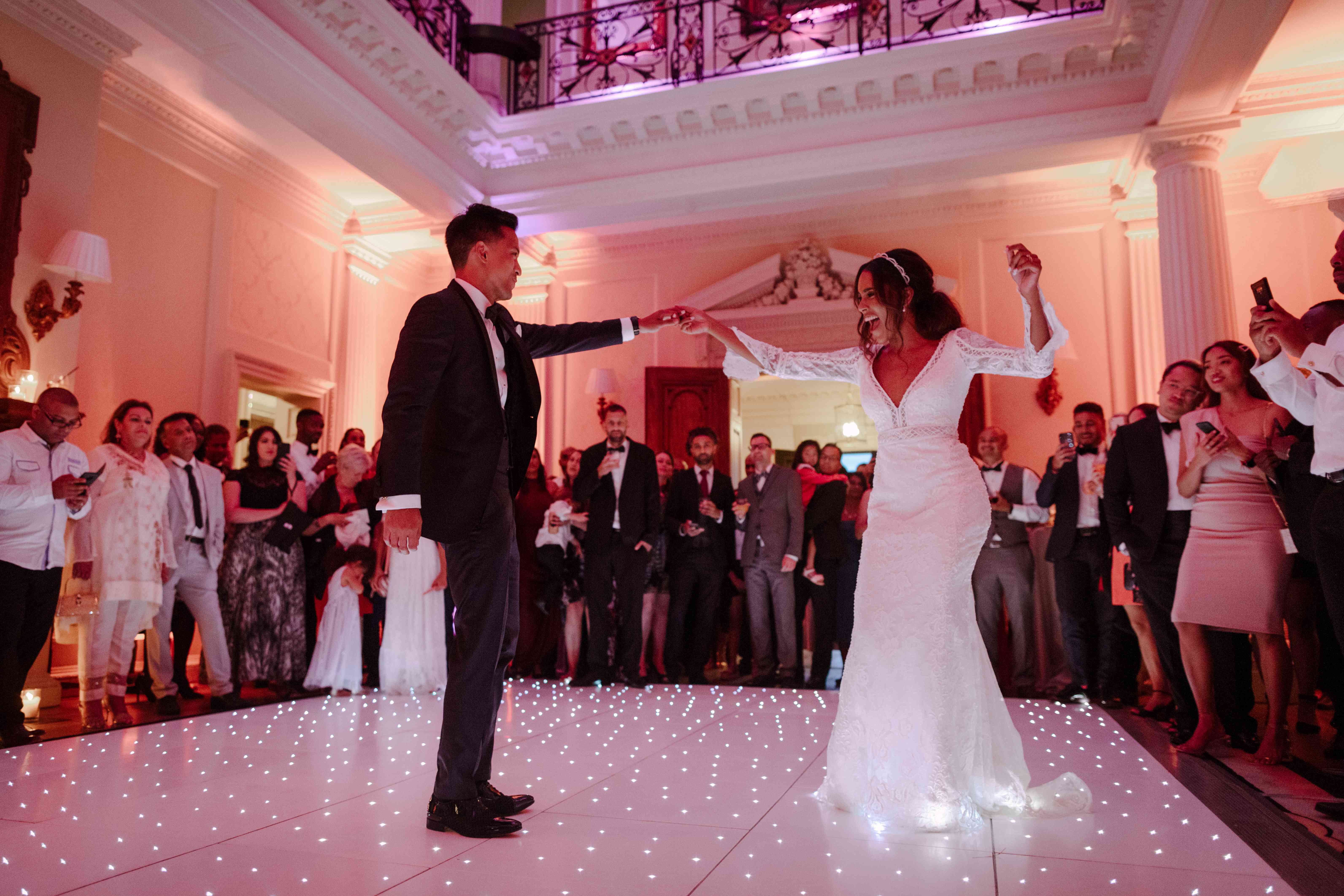 新娘和新郎先跳舞