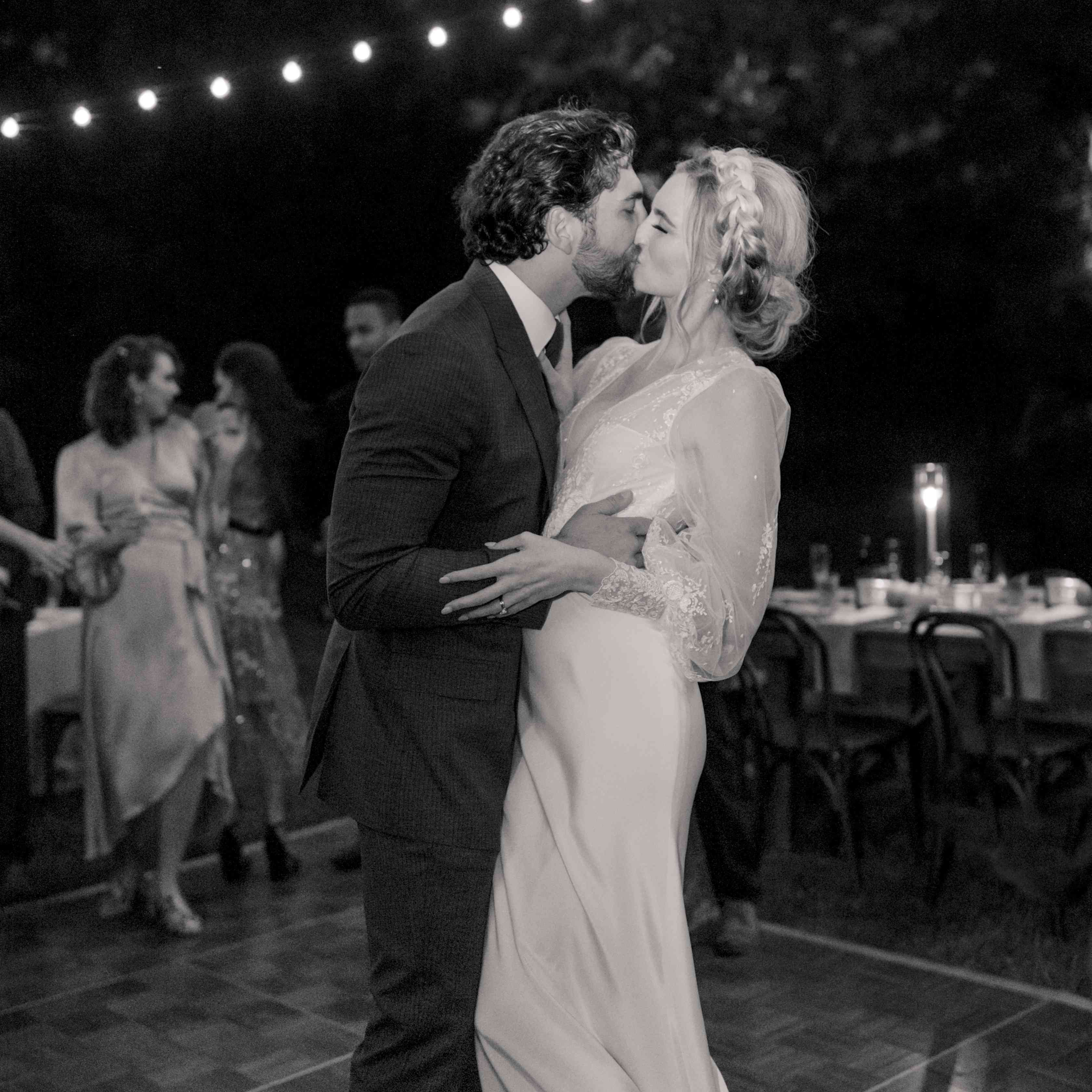 新娘和新郎亲吻