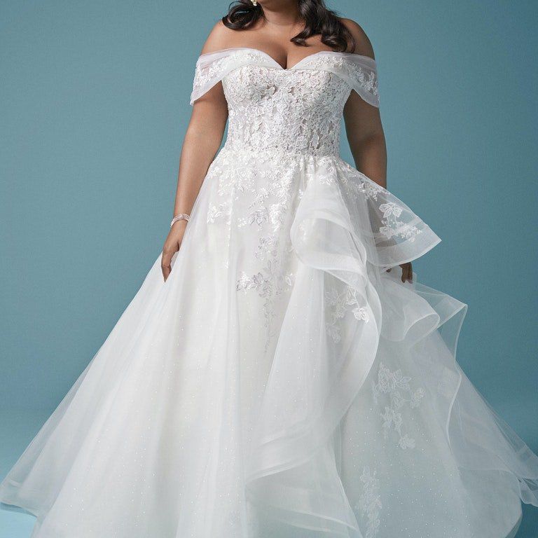 模特在露肩薄纱舞会礼服与花边图案