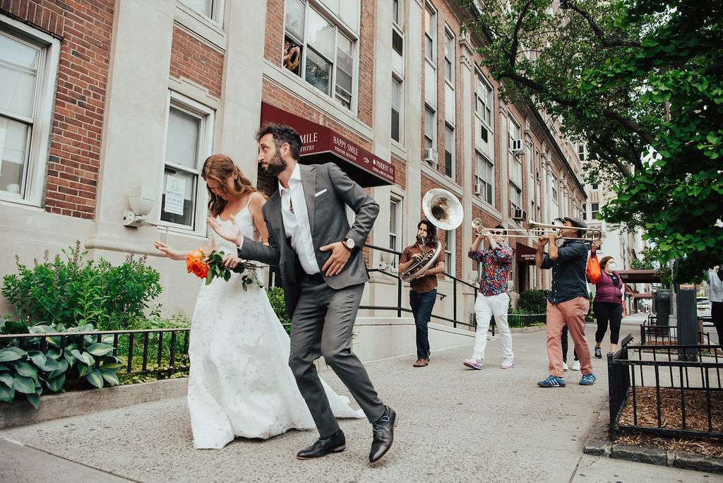 两人在铜管乐队伴奏下跳舞