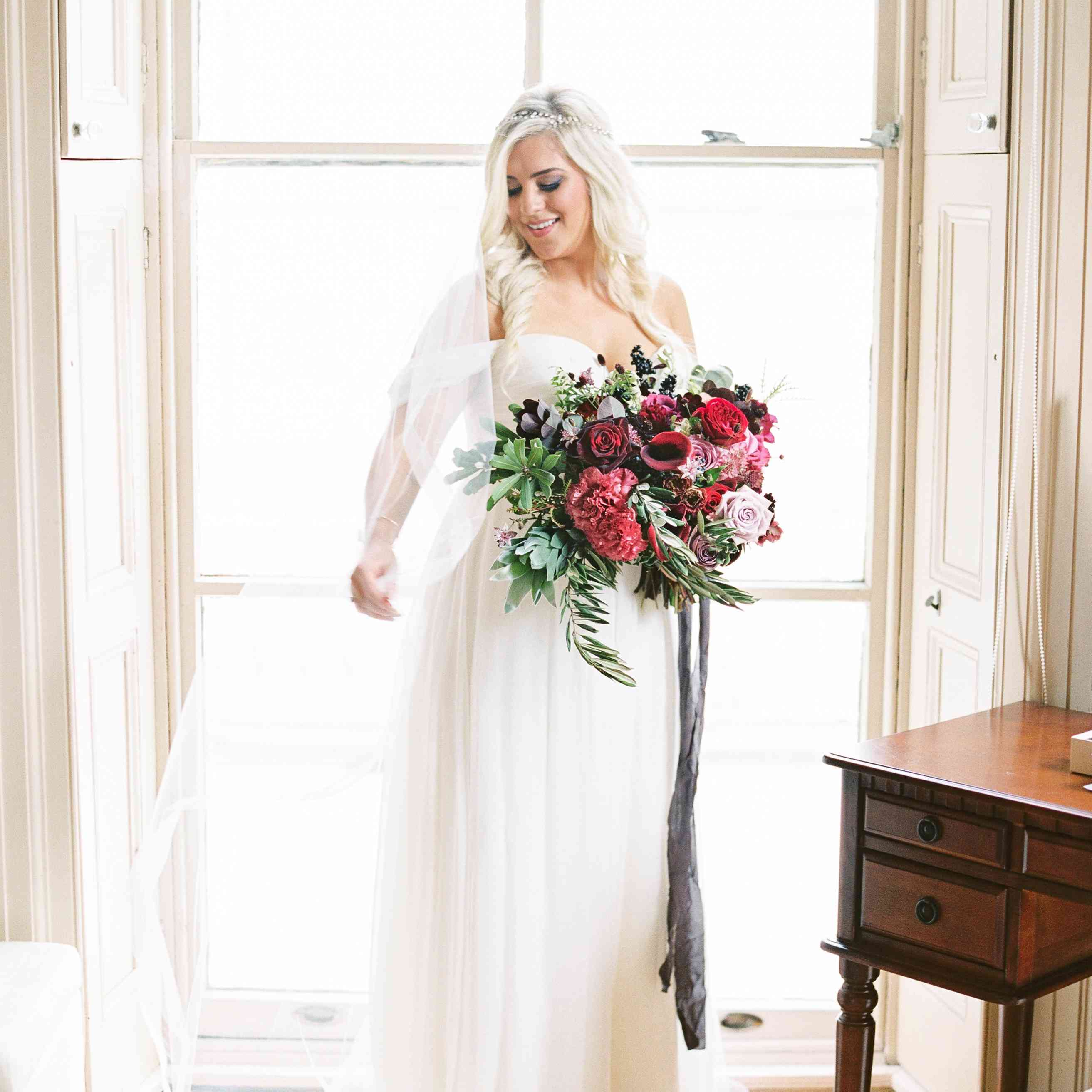 新娘紫色和红色花束