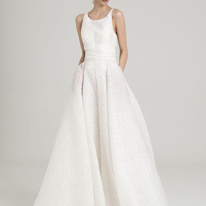 身着白色礼服的模特