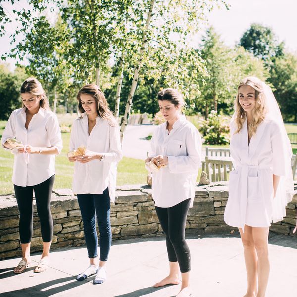 <p>伴娘打开他们的伴娘礼物</ p>