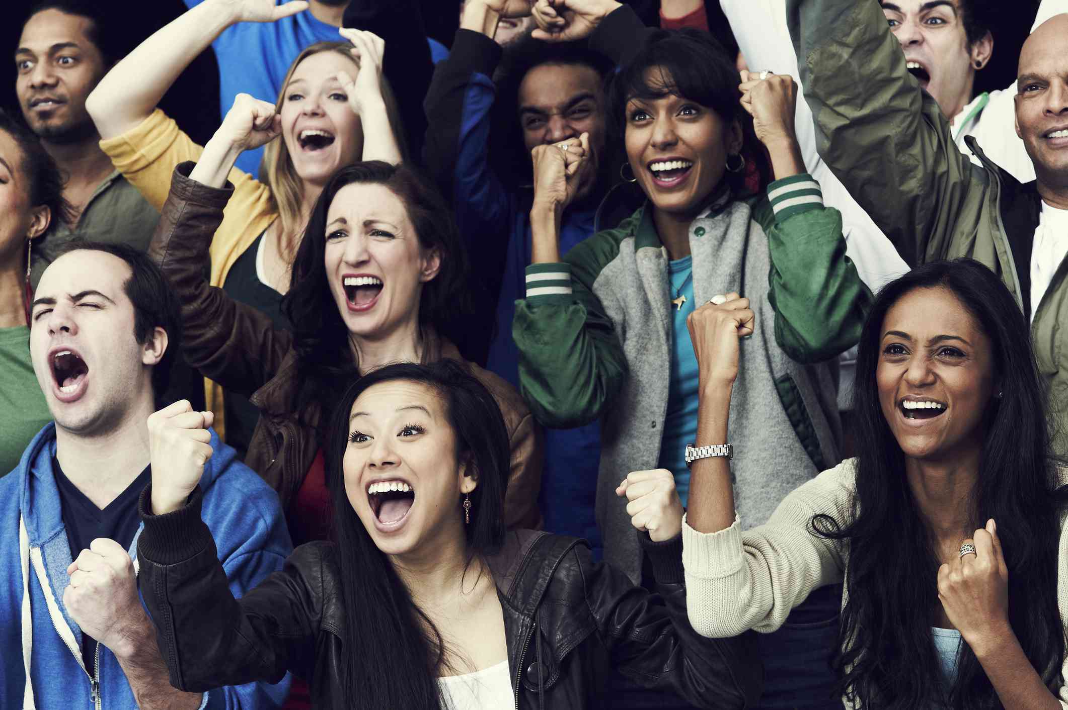 欢呼在体育事件的小组青年人