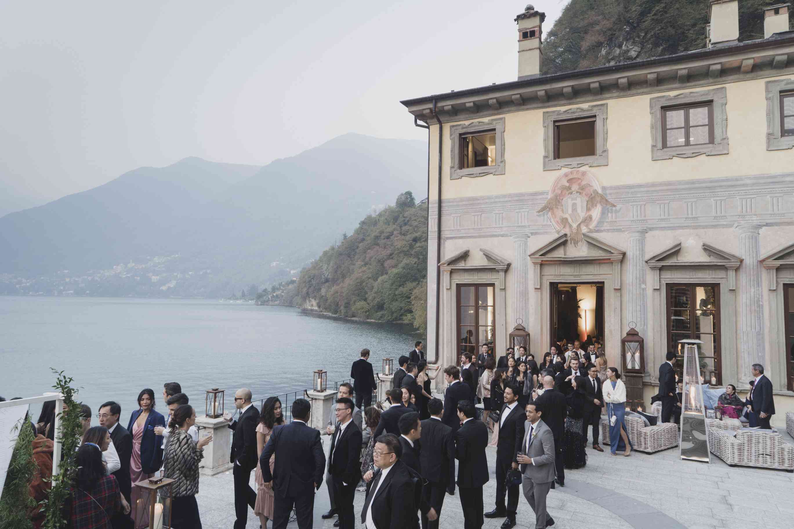 浪漫的科莫湖的婚礼，户外鸡尾酒会