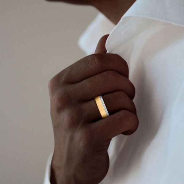 ld乐动官网订婚戒指的男人