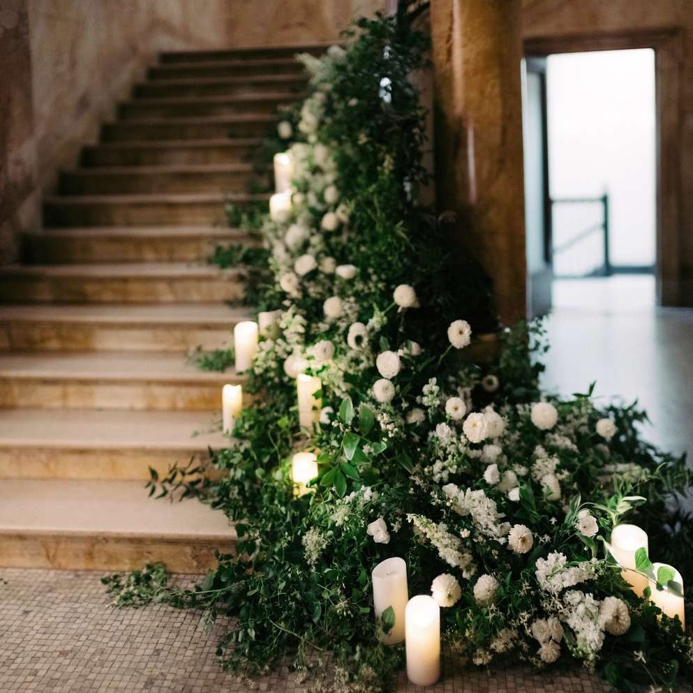 绿色植物和蜡烛在楼梯上