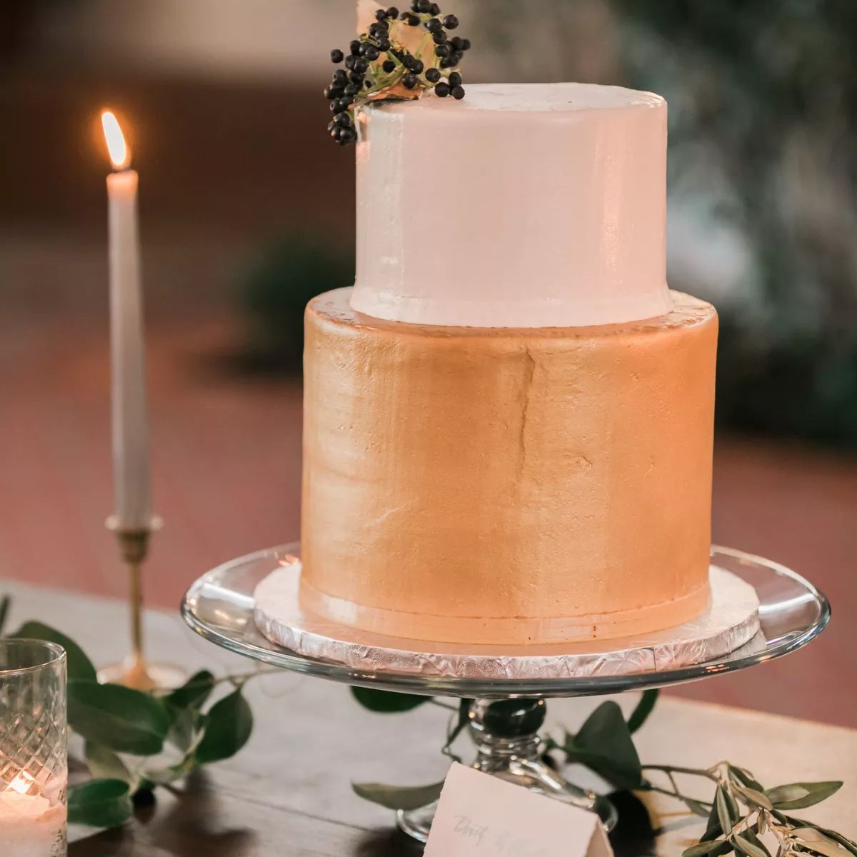 金色和白色的两层婚礼蛋糕