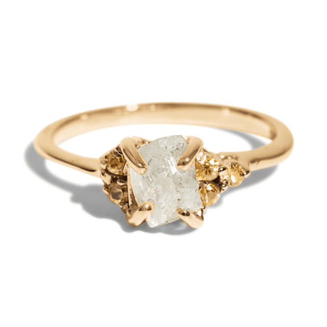 与黄色蓝宝石的簇戒指