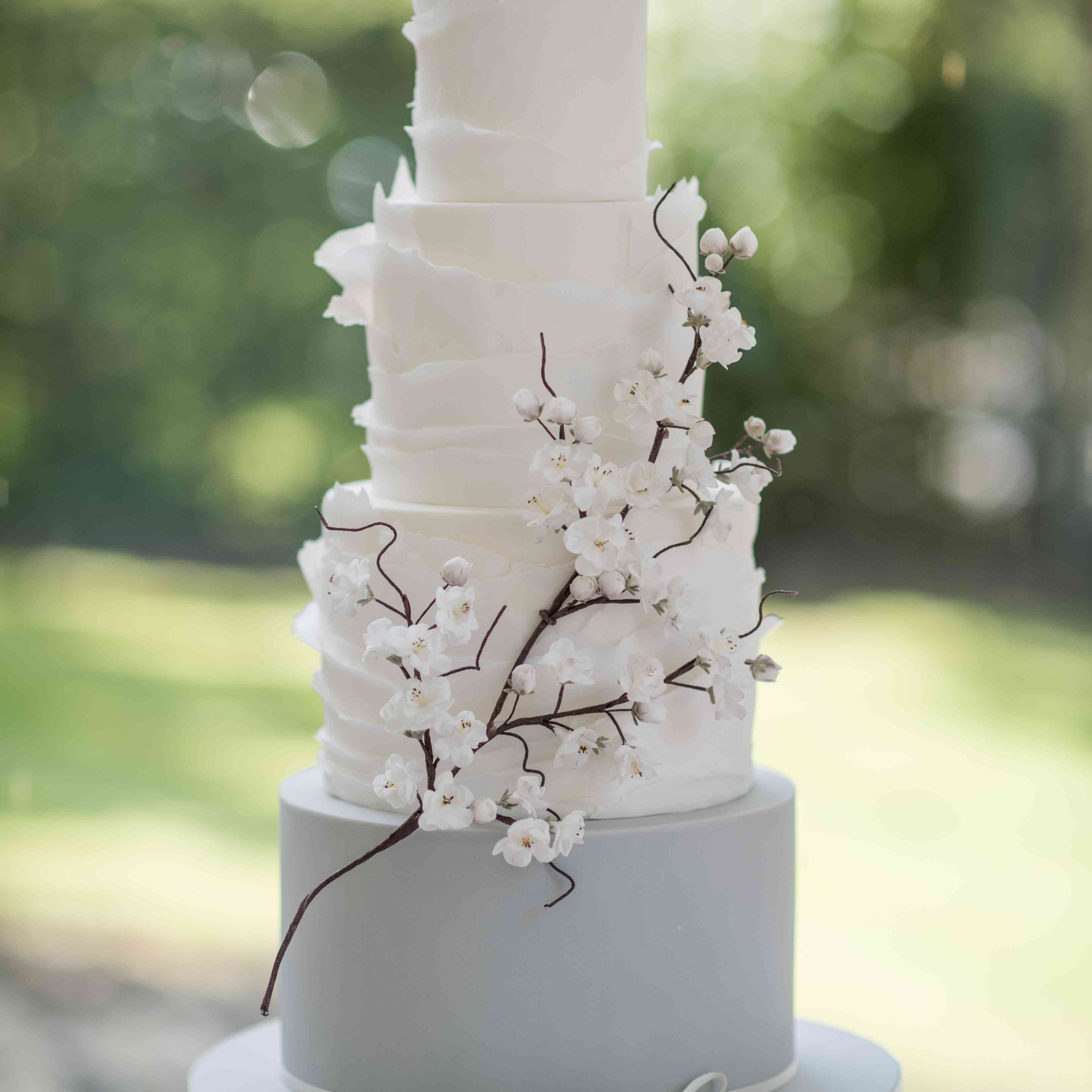 白色和灰色的樱花蛋糕