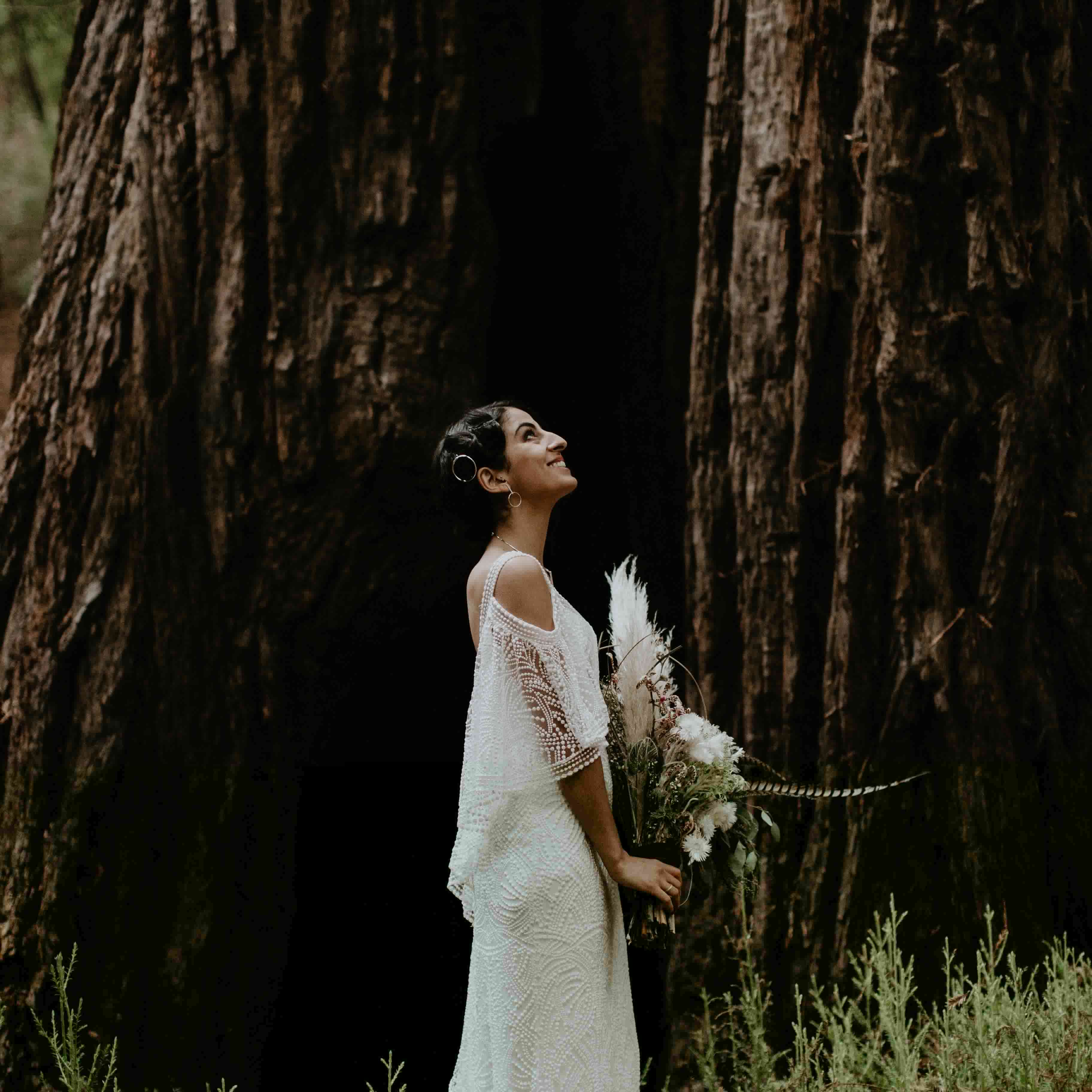 <p带着野花花束的新娘在森林里私奔</p